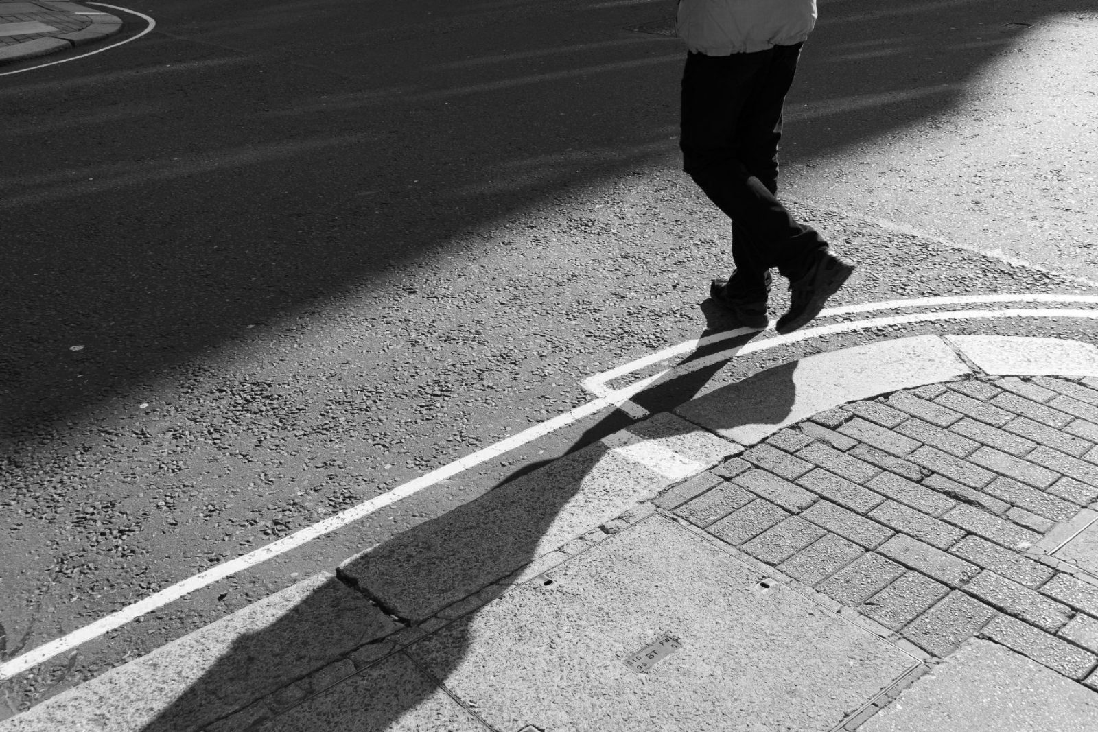 Persona caminando por la ciudad