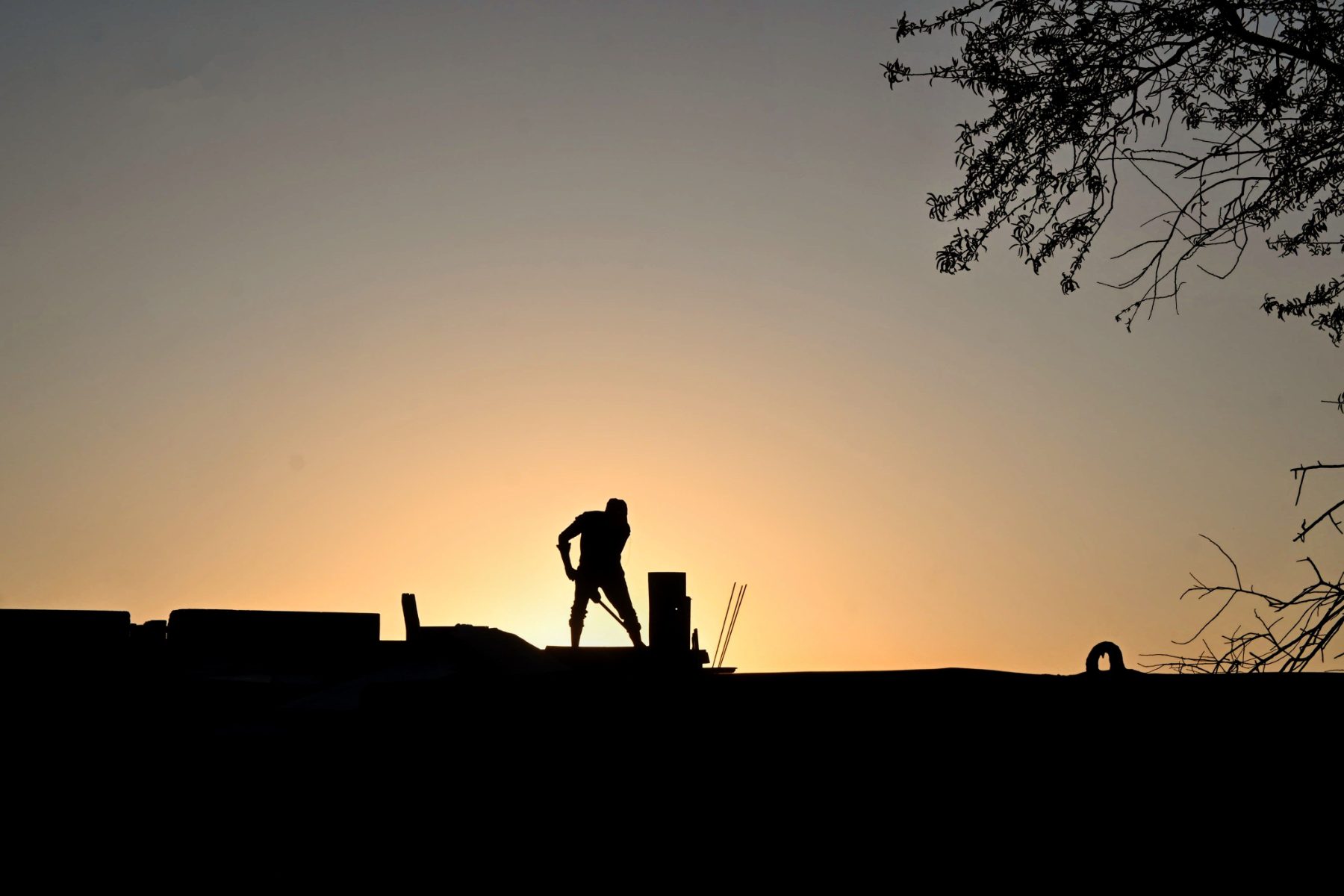 Trabajador al atardecer